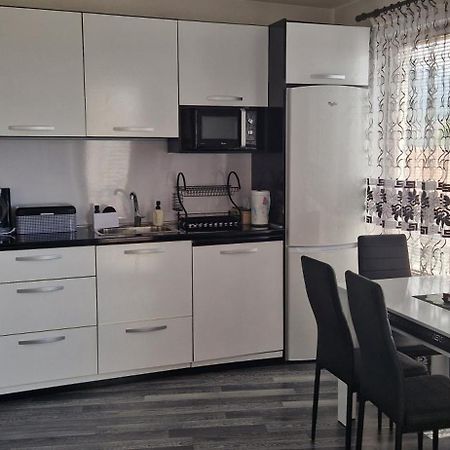 Black And White Apartment Karlovo Buitenkant foto