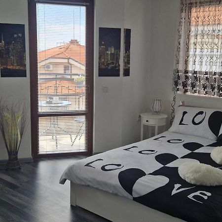 Black And White Apartment Karlovo Buitenkant foto