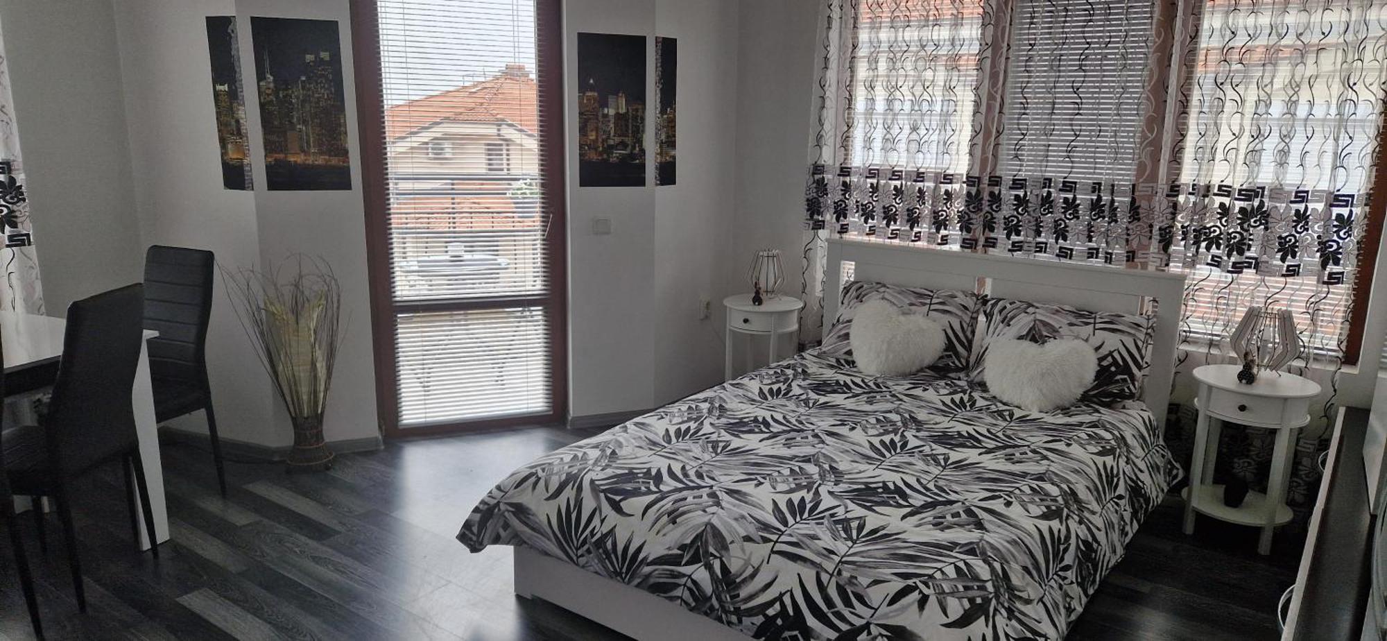 Black And White Apartment Karlovo Buitenkant foto