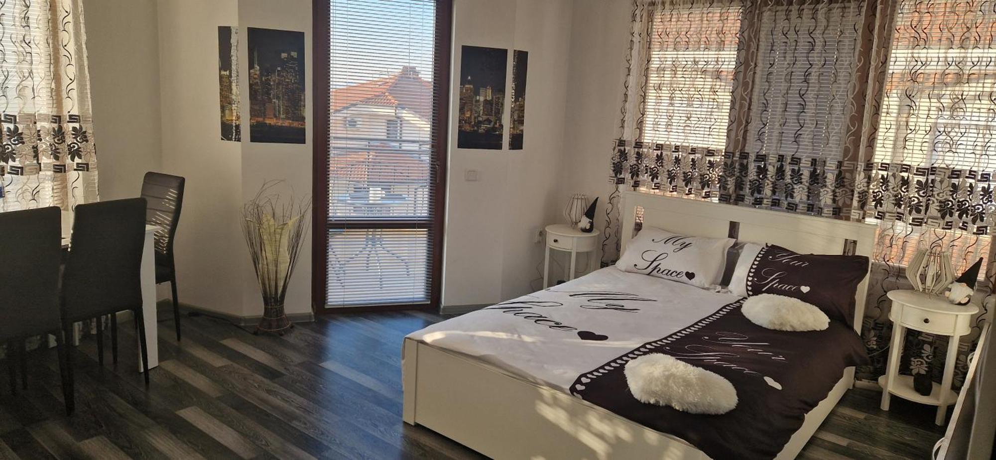 Black And White Apartment Karlovo Buitenkant foto