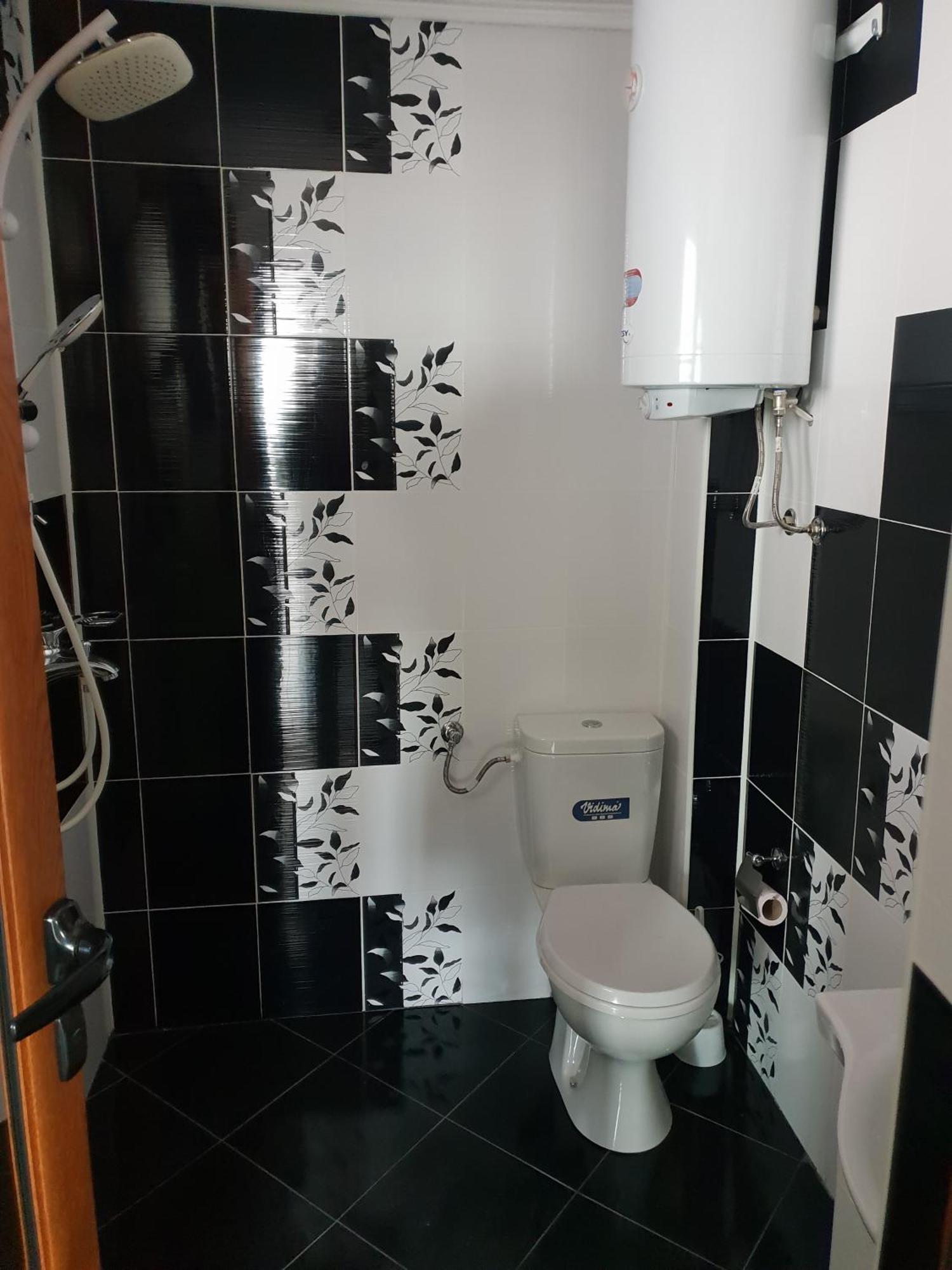 Black And White Apartment Karlovo Buitenkant foto
