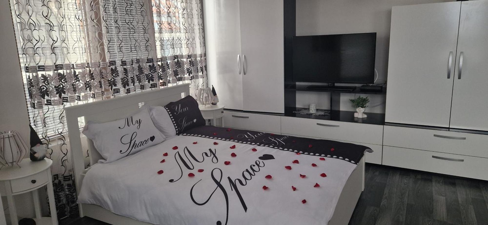 Black And White Apartment Karlovo Buitenkant foto