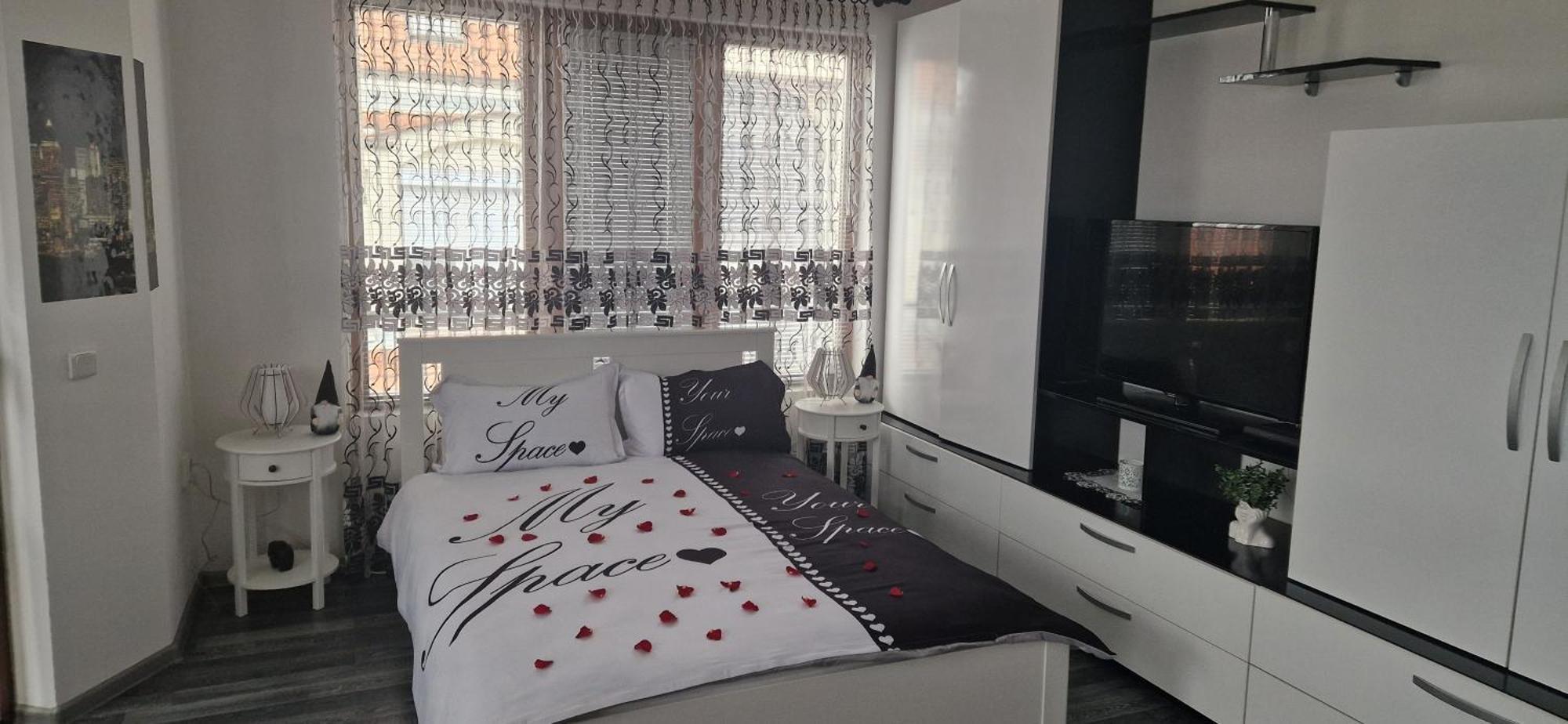Black And White Apartment Karlovo Buitenkant foto