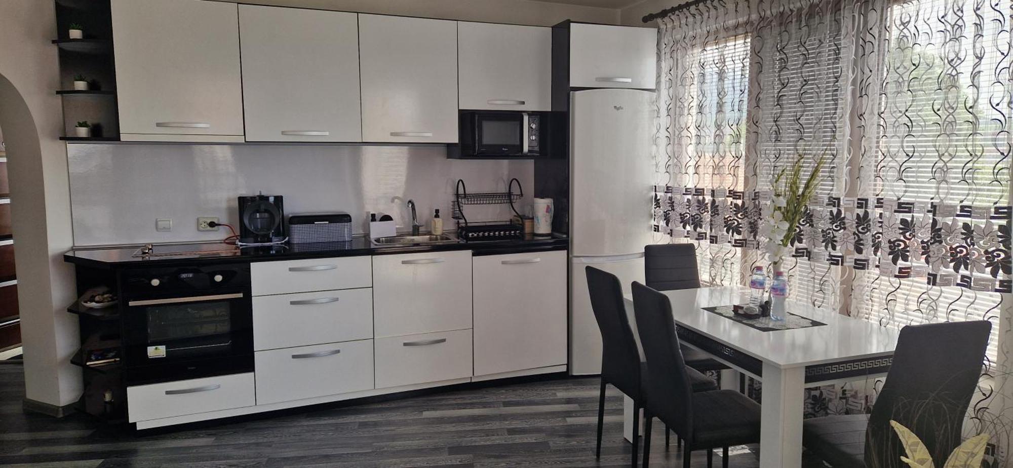 Black And White Apartment Karlovo Buitenkant foto