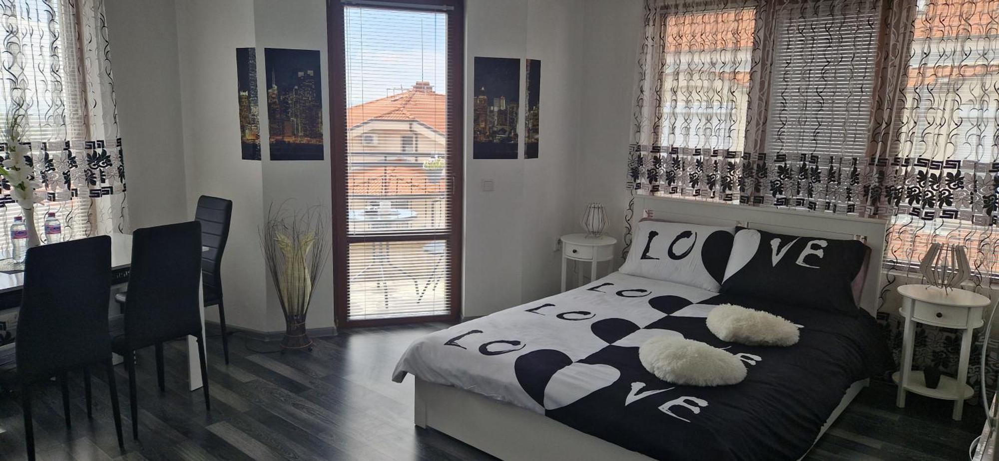 Black And White Apartment Karlovo Buitenkant foto
